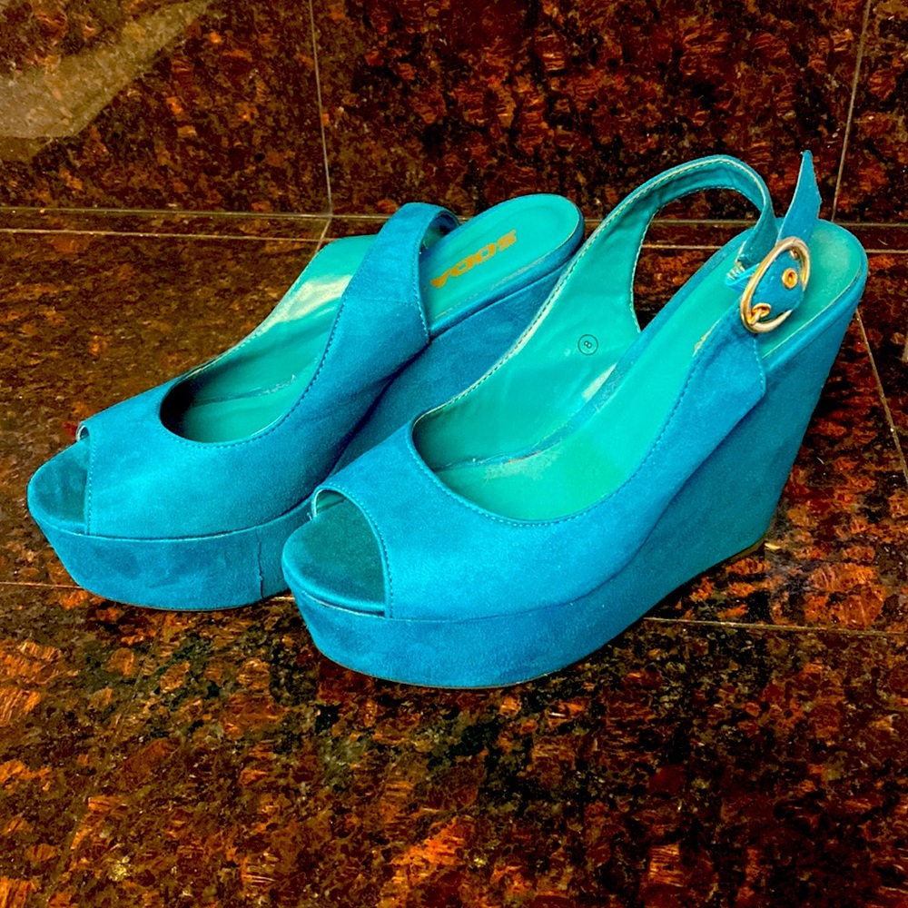 Soda peep-toe wedge